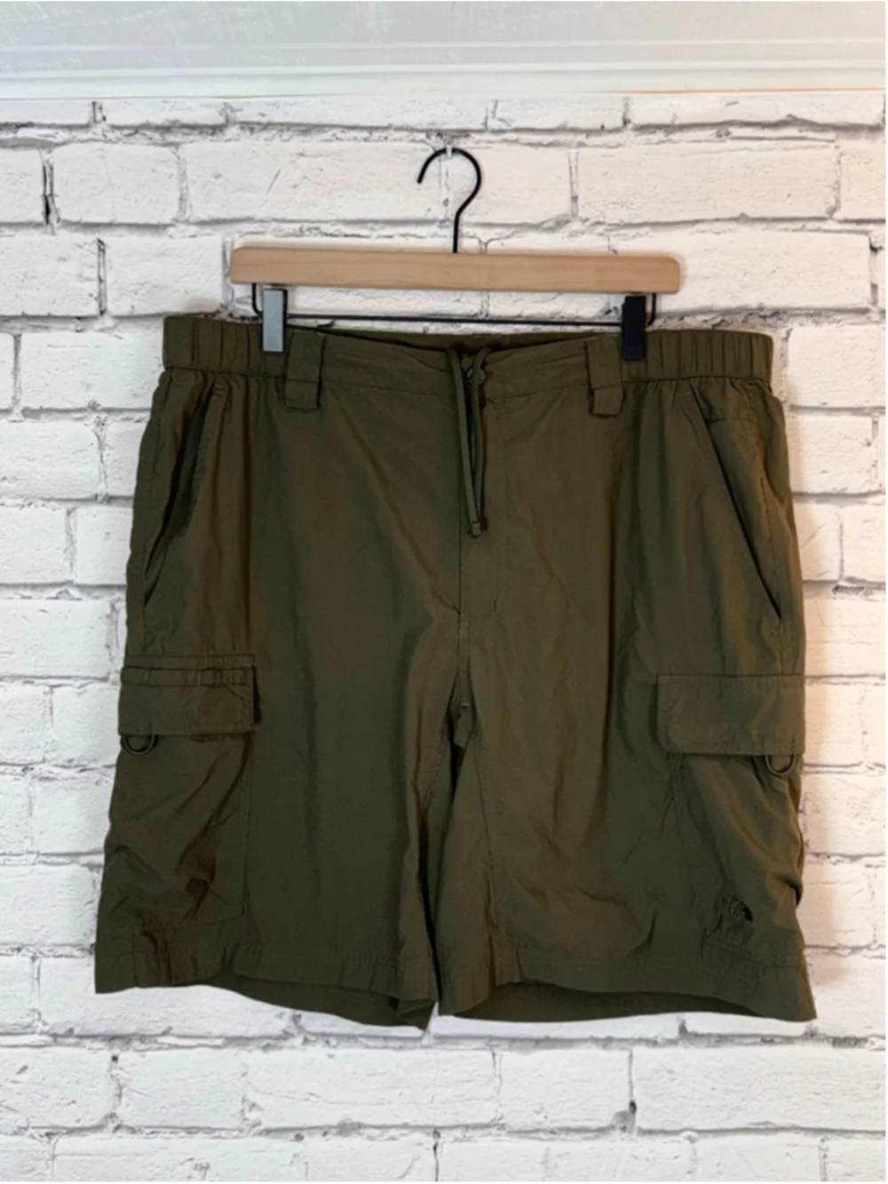 Men's The North Face Olive Green Cargo Shorts size XL Flat Front Hiking Shorts